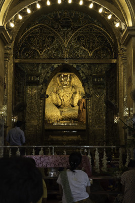 Mahamuni Tempel - über und über mit Gold beklebt