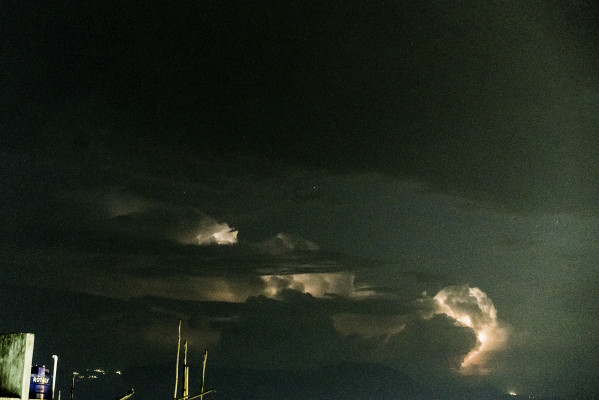 Gewitter hinter den Wolken